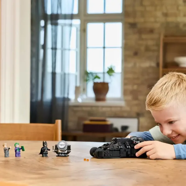 LEGO® Batman: Batman™ Tumbler vs. Due Facce™ e Joker™ (76303) immagine 4