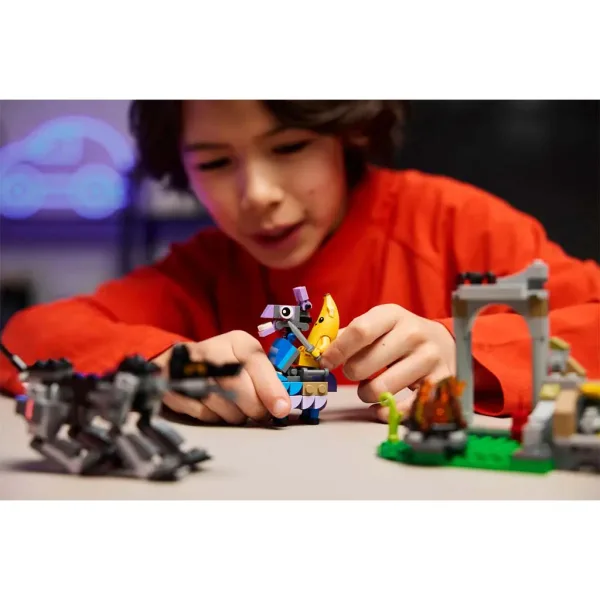LEGO® Fortnite: Il campo di Peely e Sparkplug (77075) immagine 7