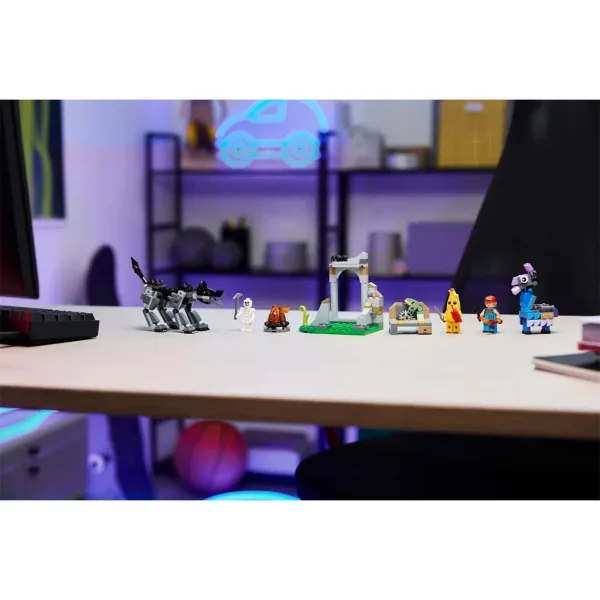 LEGO® Fortnite: Il campo di Peely e Sparkplug (77075) immagine 8