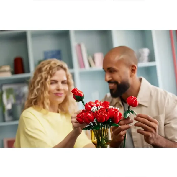 LEGO® Icons: Bouquet di Rose (10328) immagine 4