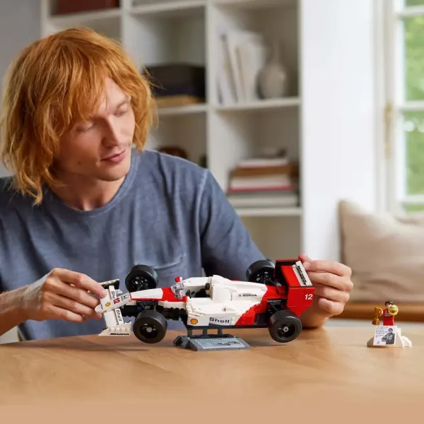 LEGO® Icons: McLaren MP4/4 e Ayrton Senna (10330) immagine 7