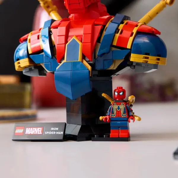 LEGO® Marvel: Busto di Iron Spider-Man (76326) immagine 4