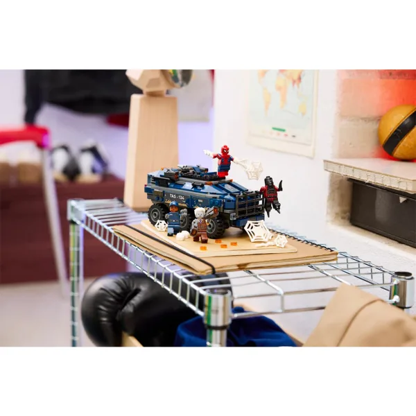 LEGO® Marvel: LUomo Ragno: Linseguimento del convoglio carcerario (76349) immagine 8