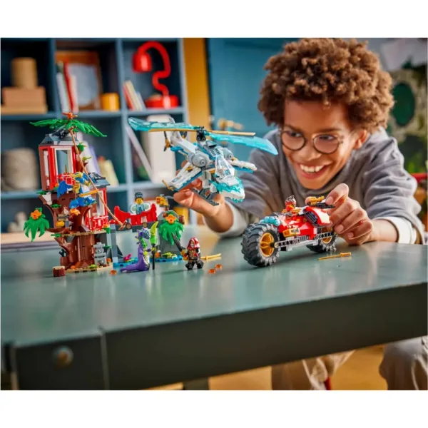 LEGO® Ninjago: Battaglia dei veicoli ninja alla casa sull’albero (71857) immagine 4
