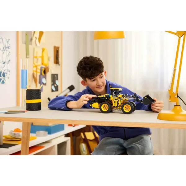 LEGO® Technic: Volvo L120 Electric pala gommata (42209) immagine 7