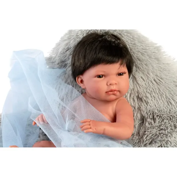 Llorens: Bambola Nico di 40 cm con cuscino grigio peloso immagine 3