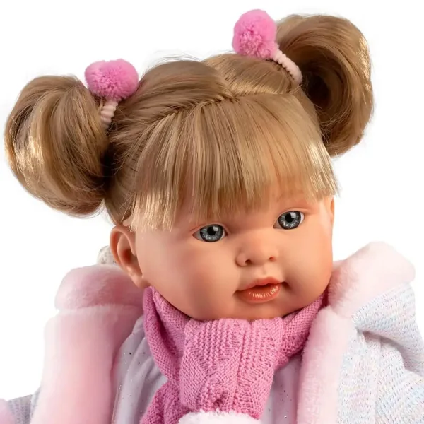 Llorens: Bambola piangente Alexandra di 42 cm con ciuccio e sciarpa rosa con pon pon. immagine 4