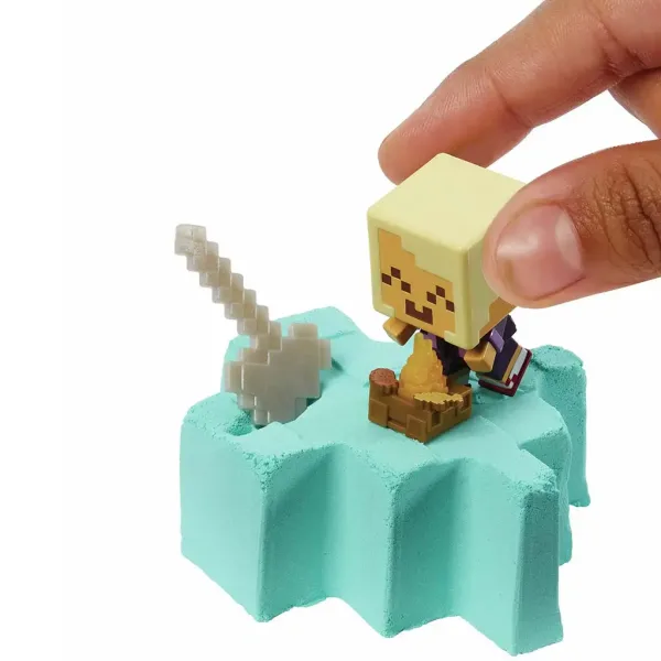 Minecraft: Svela Minifigura del Marinaio Biondo in un Contenitore a Forma di Spada Gialla - Mattel immagine 4