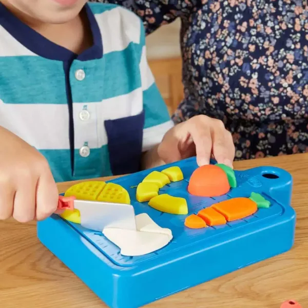 Play-Doh: Set di pasta da modellare Piccolo Chef con 5 vasetti di pasta e accessori 255g - Hasbro immagine 4