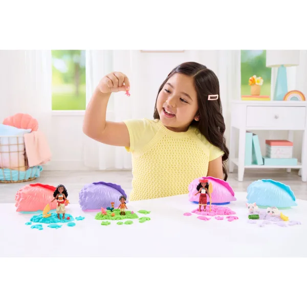 Principesse Disney: Vaiana mini sorpresa con figurina su banco di sabbia - Mattel immagine 4