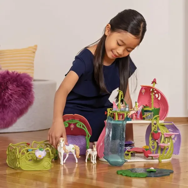 Schleich: Bayala - Casa dei fiori scintillante con unicorni, stalla e lago set di gioco (42455) immagine 5