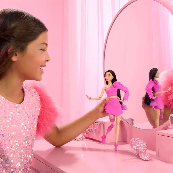 Barbie: Amiche alla moda - Bambola dai capelli neri - Mattel immagine 3