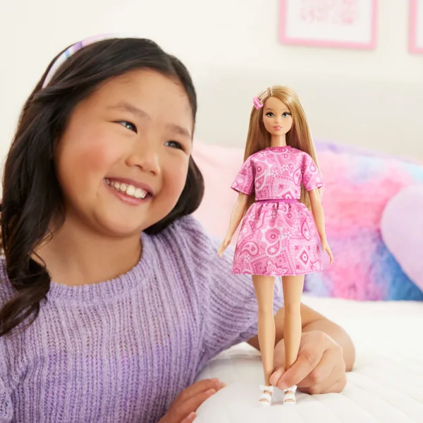 Barbie: Fashionista Amiche stilose bambola di moda con vestito rosa a fantasia foulard - Mattel immagine 4