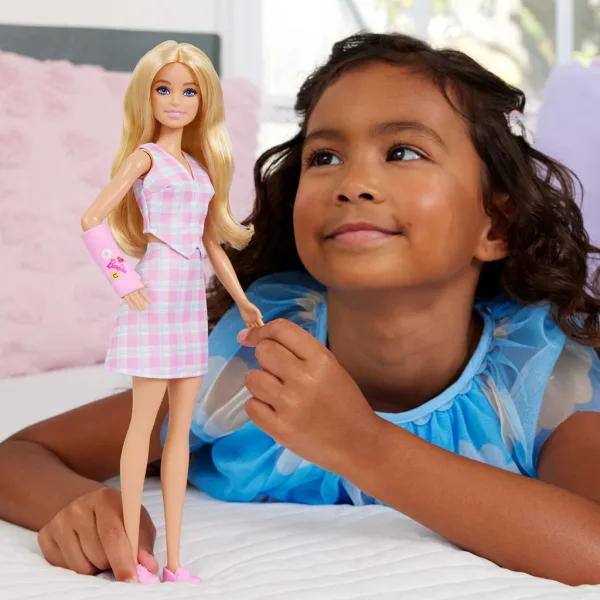 Barbie: Fashionista Amiche stilose bambola di moda in gesso con vestito a quadri rosa – Mattel immagine 5