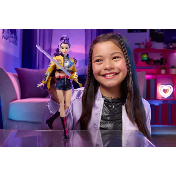 K-Pop Cacciatori di Demoni: Bambola di Moda Rumi con Spada – Mattel immagine 3