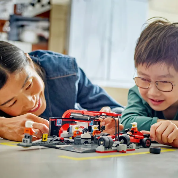 LEGO® City: Boxe F1® e personale, con auto Ferrari (60443) immagine 3