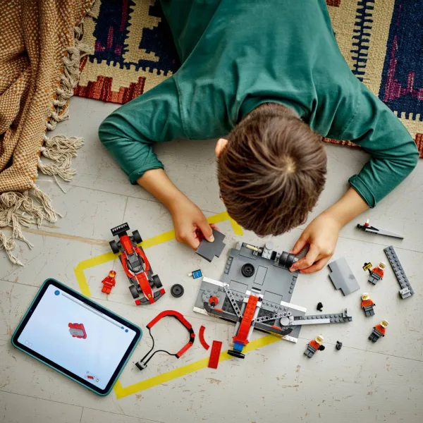 LEGO® City: Boxe F1® e personale, con auto Ferrari (60443) immagine 4