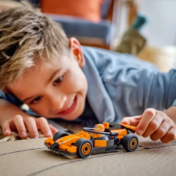 LEGO® City: Pilota F1® McLaren con auto da corsa (60442) immagine 4