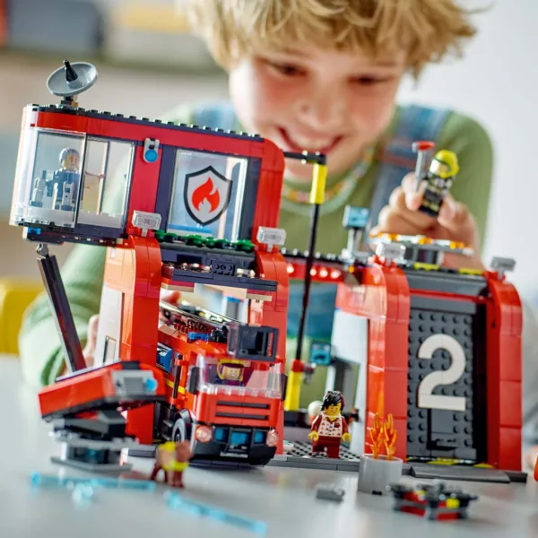 LEGO® City: Stazione dei pompieri e camion dei pompieri (60414) immagine 5