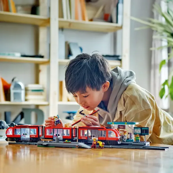 LEGO® City: Tram e fermata del centro (60423) immagine 3