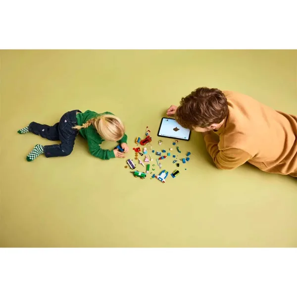 LEGO® Disney: Toy Story treno festivo e auto da corsa RC (43264) immagine 8