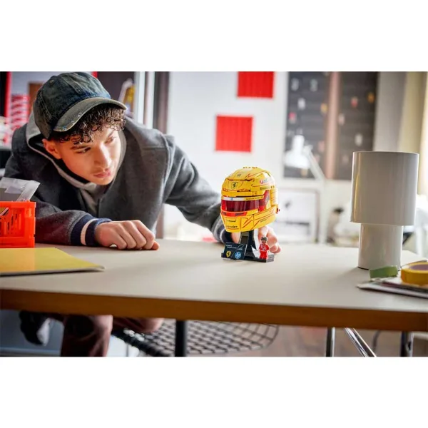 LEGO® Edizioni: casco Scuderia Ferrari HP Lewis Hamilton (43022) immagine 4