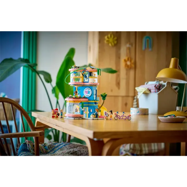 LEGO® Friends: Clubhouse di Heartlake City (42689) immagine 9