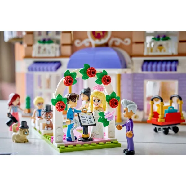 LEGO® Friends: Grand Hotel di Heartlake City (42704) immagine 7