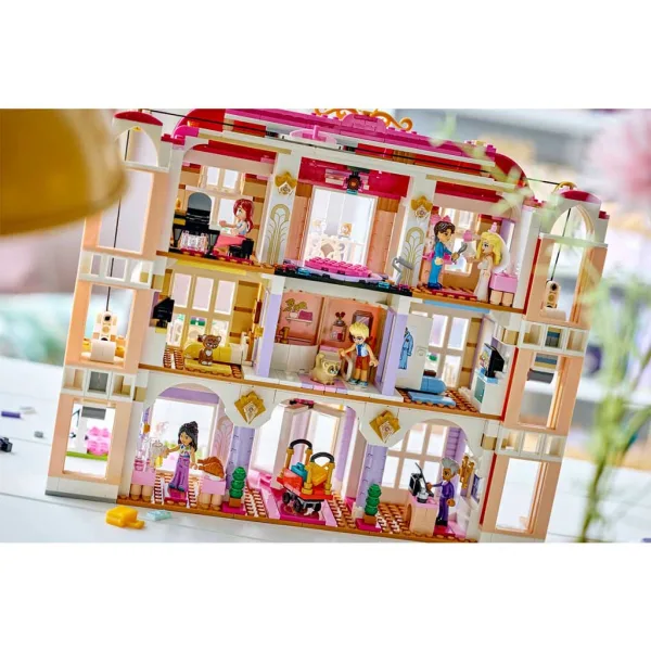 LEGO® Friends: Grand Hotel di Heartlake City (42704) immagine 8