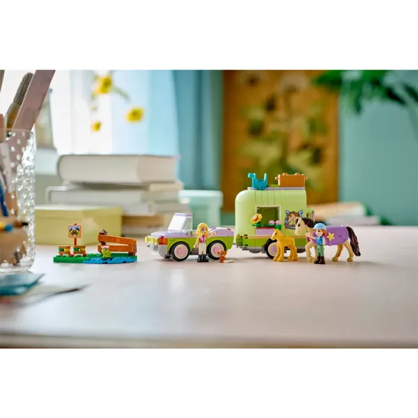 LEGO® Friends: Rimorchio per cavalli e pony (42695) immagine 9