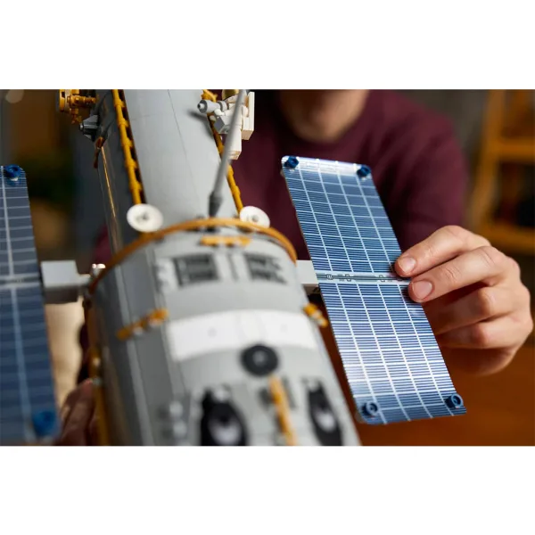 LEGO® Icons: Telescopio spaziale Hubble (11383) immagine 10