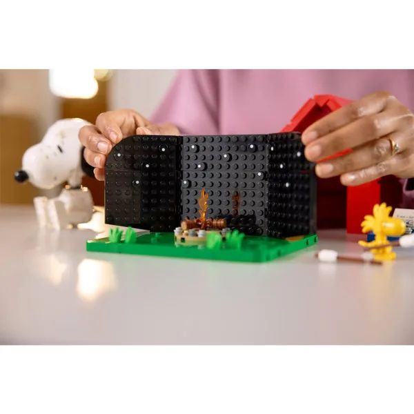 LEGO® Ideas: Peanuts: Casa per cani di Snoopy (21368) immagine 13