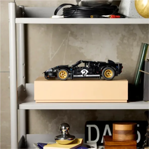 LEGO® Technic: auto da corsa Ford GT40 MKII del 1966 (42223) immagine 5