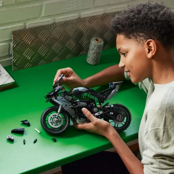 LEGO® Technic: Kawasaki Ninja H2R motocicletta (42170) immagine 5