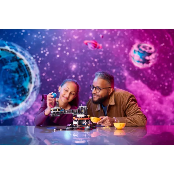 LEGO® Technic: La Terra e la Luna in orbita (42179) immagine 3