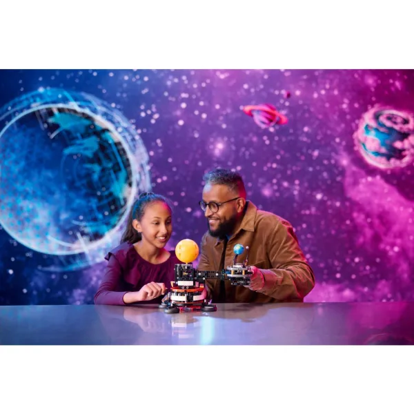 LEGO® Technic: La Terra e la Luna in orbita (42179) immagine 5