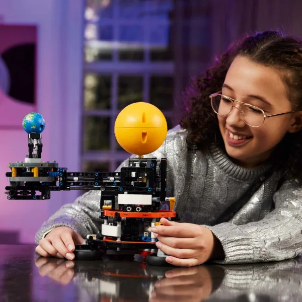 LEGO® Technic: La Terra e la Luna in orbita (42179) immagine 7