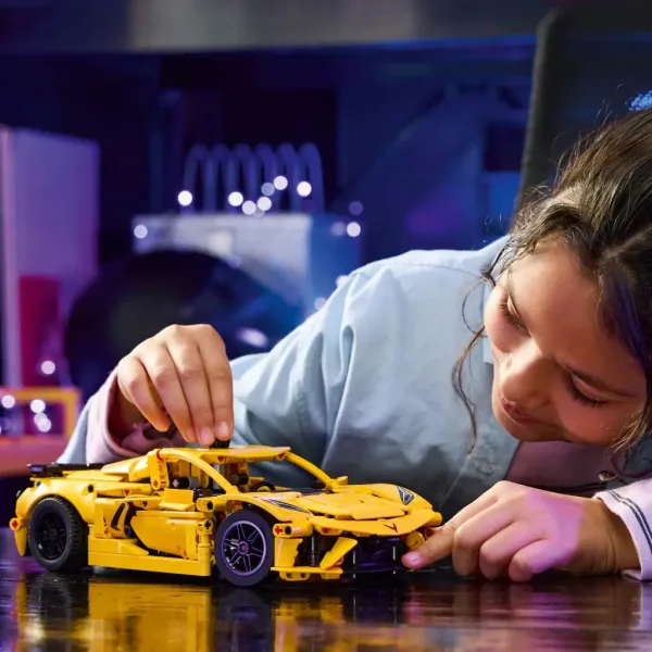 LEGO® Technic: Chevrolet Corvette Stingray (42205) immagine 4