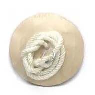 Altalena di legno con corda