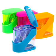 Ars Una temperamatite a due fori con serbatoio e coperchio, disponibile in diverse varianti.
