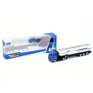 Camion con cisterna di metallo