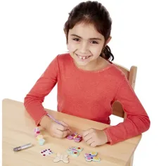 Creazione di magneti a forma di farfalla in legno - Melissa & Doug immagine 4