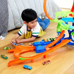 Hot Wheels Stunt Tracks: Set di piste Collisione aerea con macchinina – Mattel immagine 4