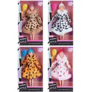 La collezione autunnale di pellicce della bambola di moda Nicky in diverse varianti.