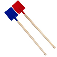 Pala in metallo con manico in legno da 60 cm, disponibile in diverse varianti.