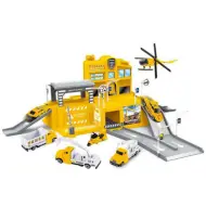 Parcheggio con camion gialli