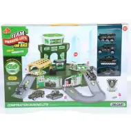 Parcheggio in verde, con veicoli militari e accessori