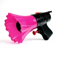 Pistola ad acqua e fischietto 2 in 1, colore nero-rosa