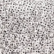 PlayBox: Confezione di perline infilabili da 1000 pezzi con lettere mini