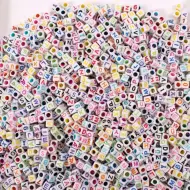 PlayBox: Perline colorate infilabili con lettere e numeri 1500 pezzi da 6mm
